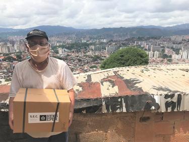 Francisco Parra, 70 ans, ancien chauffeur, ne peut plus travailler suite à une maladie. Aucun autre membre de sa famille n’a de travail et ils souffrent tous du manque de services de base dans la région (La Pastora, à Altos de Lidice community à Caracas).